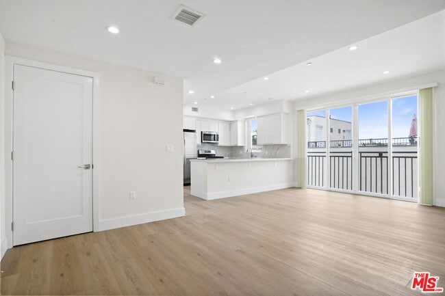 11042 La Maida St Unit 203