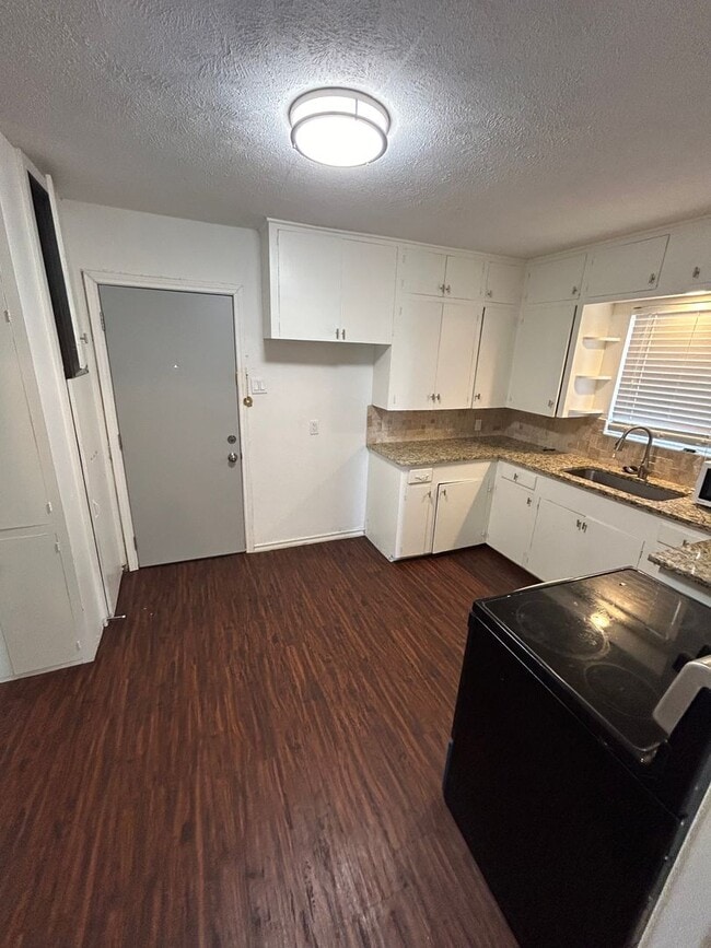 Photo - Fabulously maintained 1 bedroom with beautiful surrounding