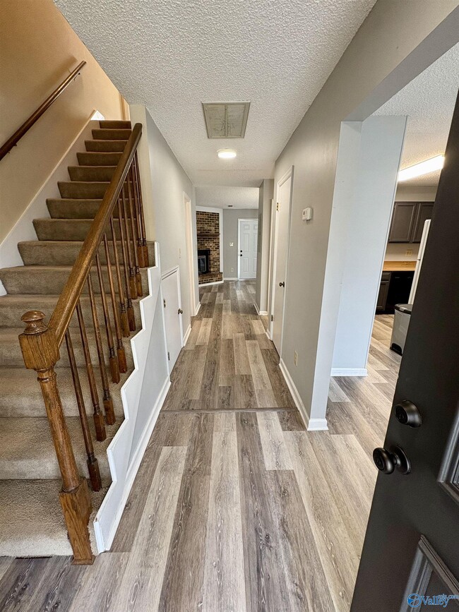 Photo - 317 Chateau Dr SW