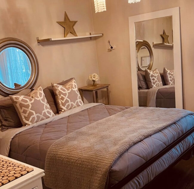 Photo - 128 Carlaw Av