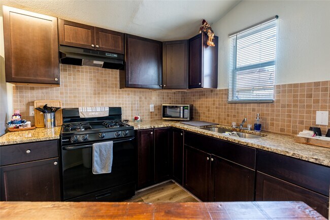 Photo - 2010 Caplin St