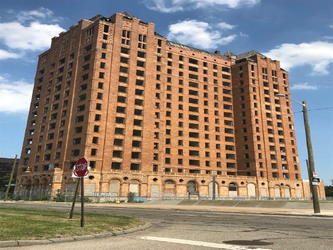 Lee Plaza - Lee Plaza Apartments