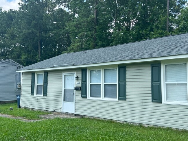Building Photo - Charming two bedroom one bath duplex that is centrally located! Just minutes from area bases, sho...