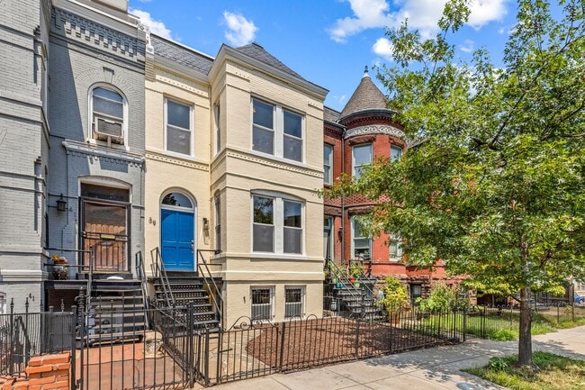 39 New York Ave NW Unidad 1 Upstairs