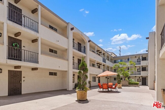 Building Photo - 12801 Moorpark St Unit 206