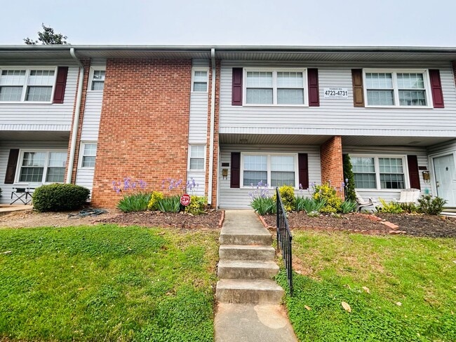 Photo - Charming 2 bedroom, 2.5 bathroom townhome in Greensboro w/2 master-suites/community pool
