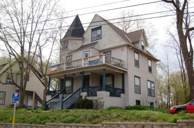 Building Photo - 1628 Winnebago St Unit 2