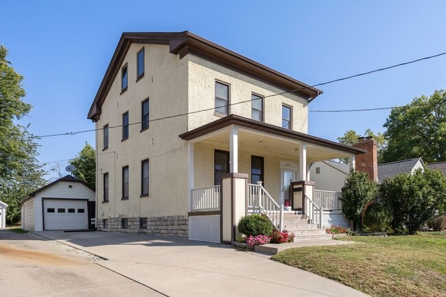 Photo - Large 4-bedroom 2-bath house in a great central location.