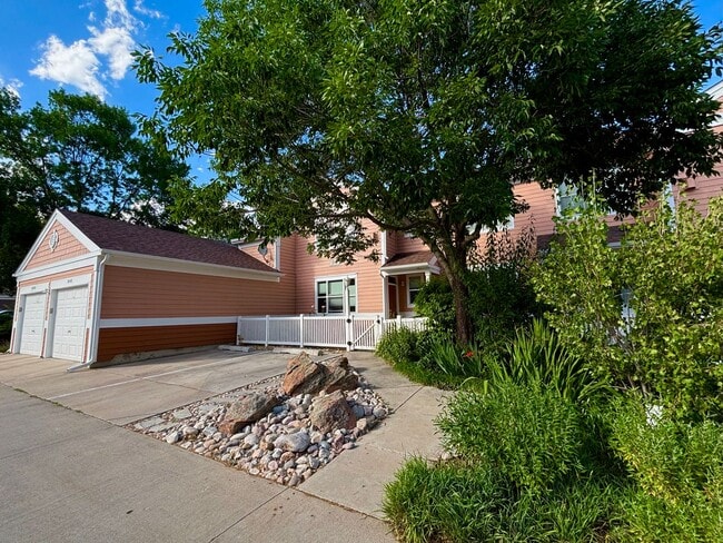 Building Photo - Enjoy Comfort and Convenience at Grays Peak Drive