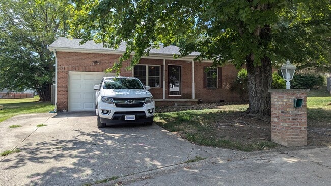 End of Cul-De-Sac 1 car garage 2 car driveway - 127 Hampton Ln Casa