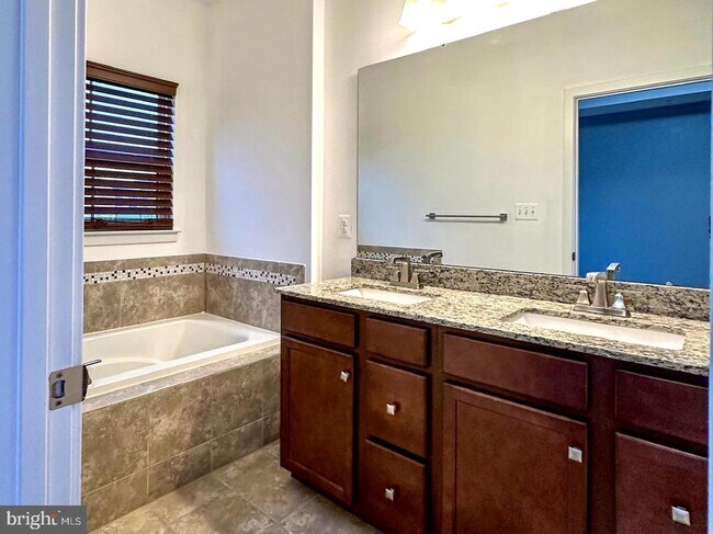 Photo - 601 Colindale St