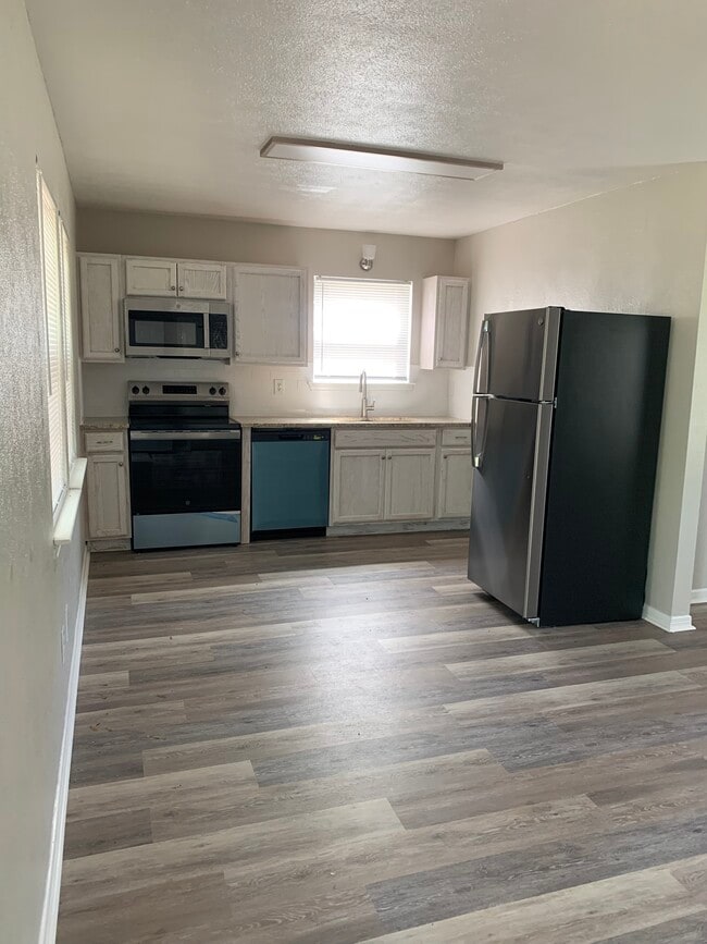 Photo - 1312 W Avenue D