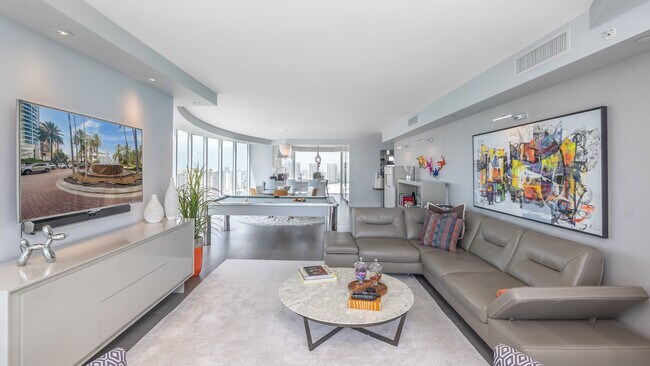 Wall of Windows all electric blinds - 17555 Collins Ave Unidad 2501