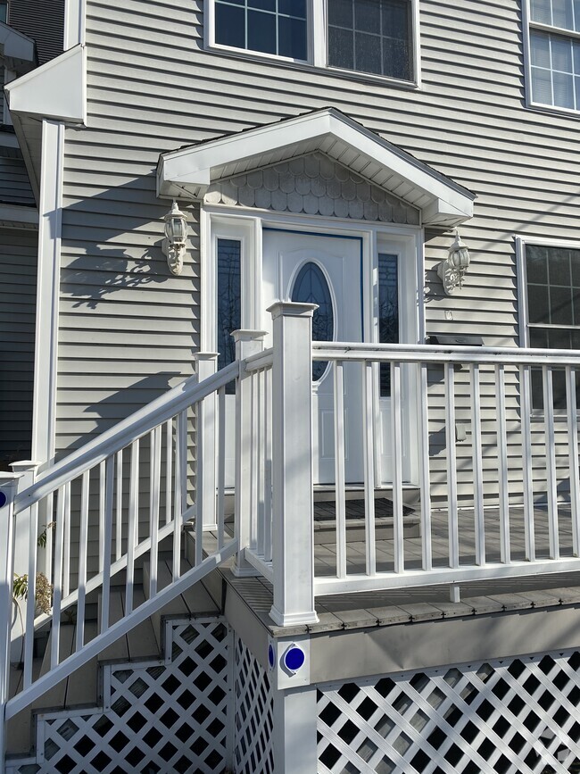 Building Photo - 102 E Allen St Rental