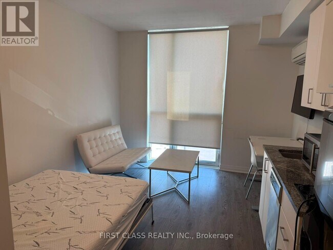 Photo - 1900 Simcoe St N