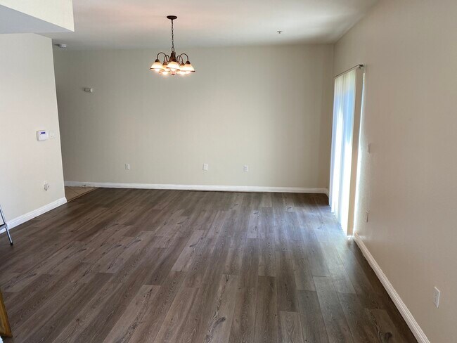 Área de comedor - 14655 Vanowen St