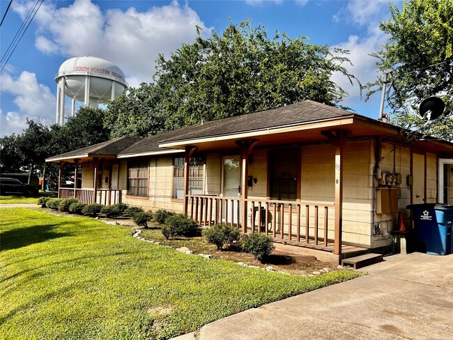 Photo - 115 Avenue E