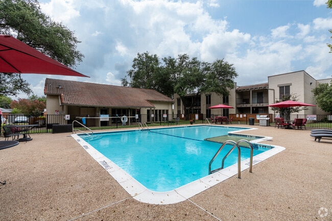 Piscina estilo resort junto a la casa club en Madeira Apartments: centro recreativo central. - Madeira Apartments