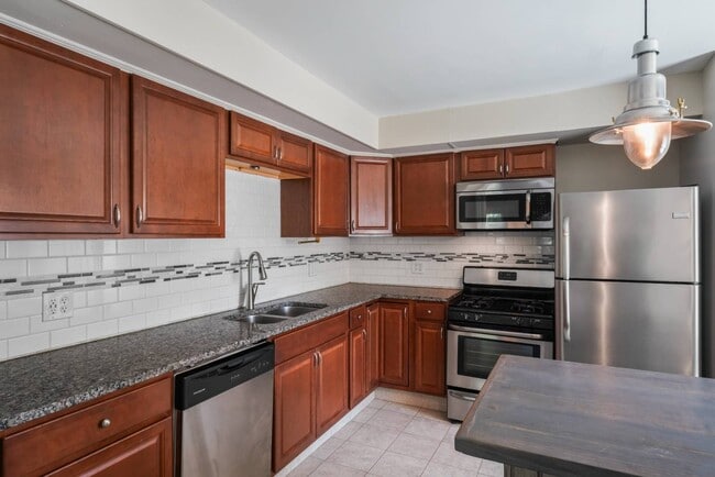 Photo - 130 Van Dam St