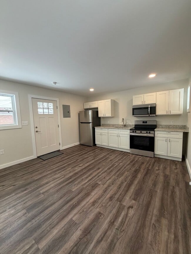 Building Photo - Beautifully remodeled and completed 1 bedroom apartment. Unit 14311 Rt. 9W -  11