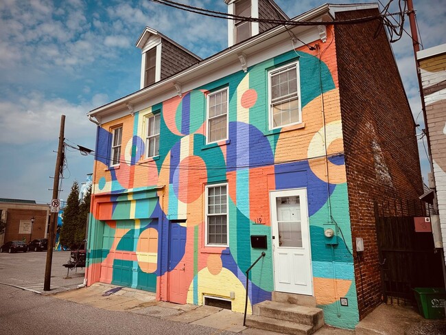 Building Photo - Charming and Spacious Downtown House