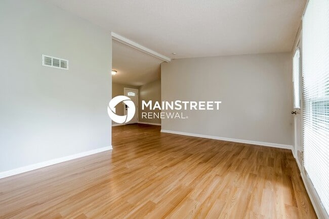 Photo - 4 Bedroom Pet-Friendly Home in OVERLAND PARK, KS with Main Street Renewal