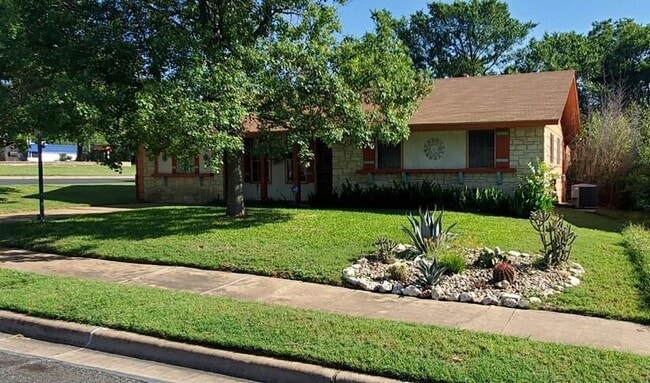 Building Photo - 1806 Cherry Orchard Dr