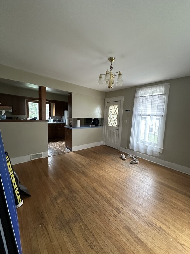 Photo - Awesome 3 bedroom 1 bath - available for J...