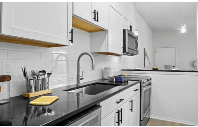 Building Photo - 2627 Douglas Ave Unit ID9211.6