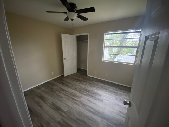 Photo - 400 Algerita Dr