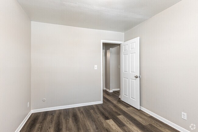 2BR, 1BA - 550SF