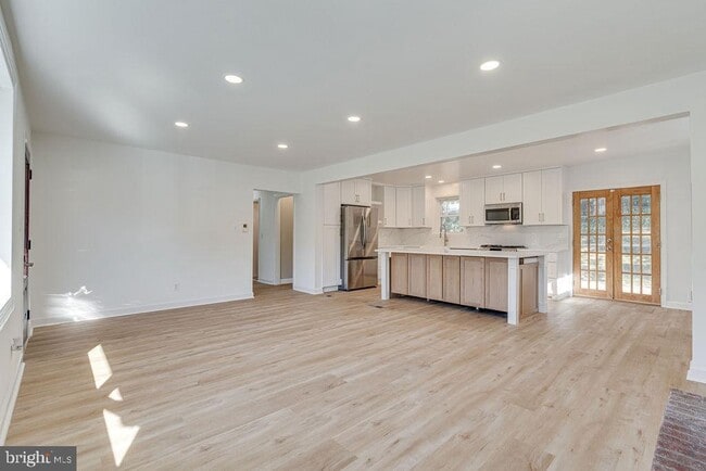 Photo - 869 Patrick Henry Dr