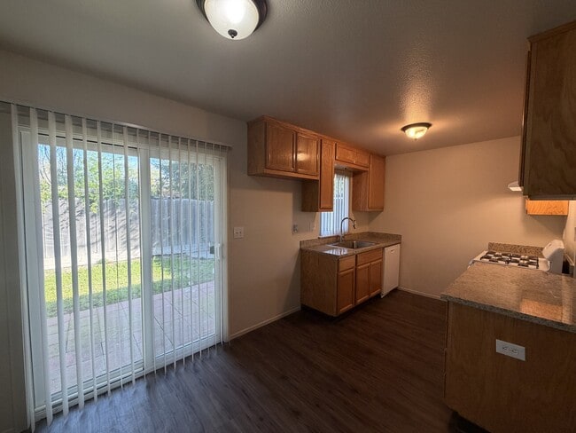 Photo - 1401 E Rumble Rd