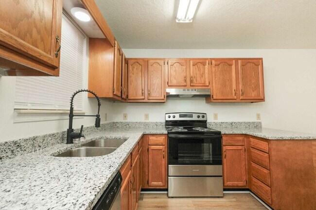 Building Photo - Beautiful 2 Bedroom, 1 Bath Townhome – Bra...