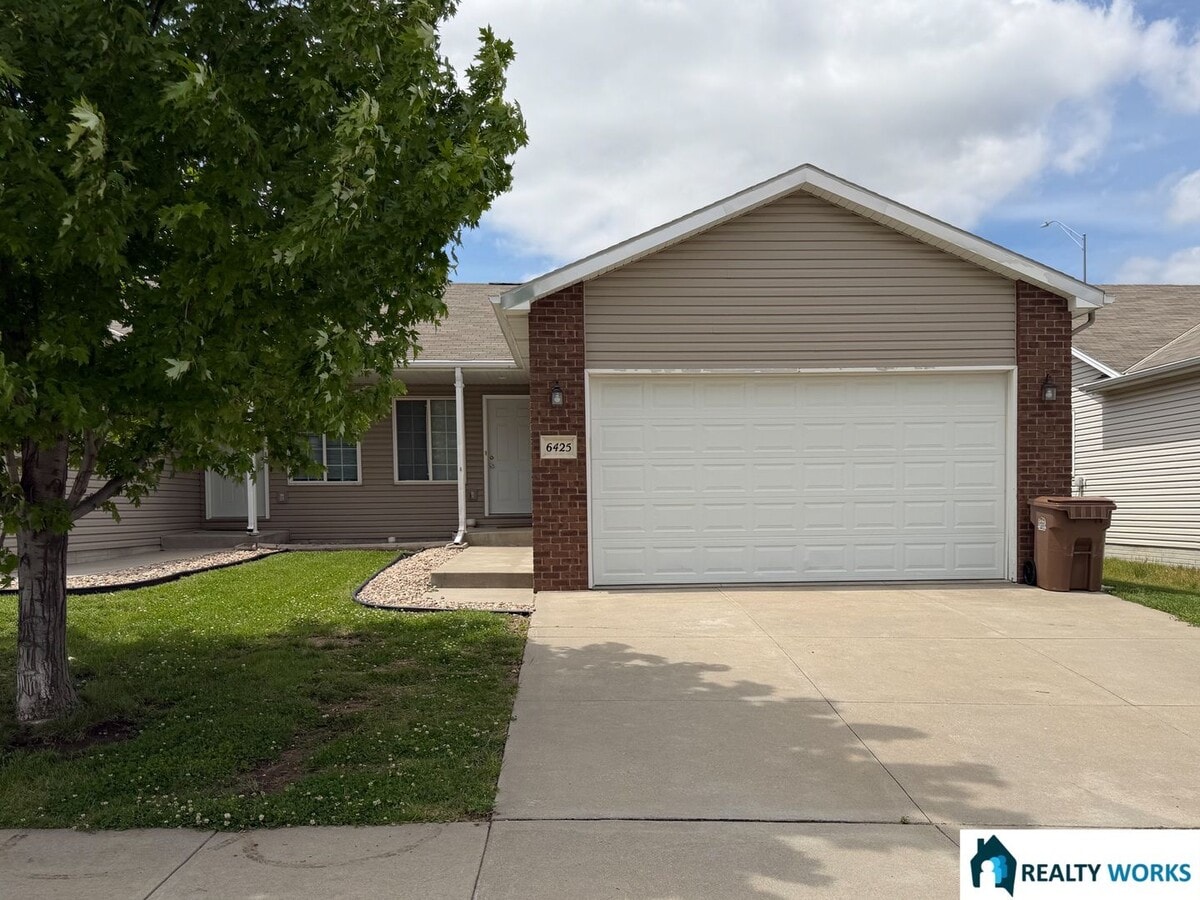 Cozy 4-Bed, 2-Bath Townhome in Northeast Lincoln - Cozy 4-Bed, 2-Bath Townhome in Northeast Lincoln