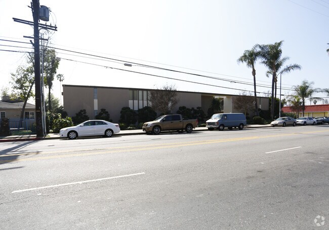 Photo - 14024 Oxnard St