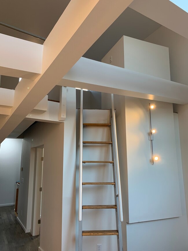acceso a la zona del altillo - 431 N Cayuga St Unidad 2