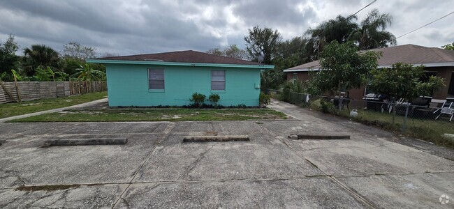 Building Photo - SPACIOUS 2 BEDROOM 1 BATH DUPLEX LOCATED I... Rental