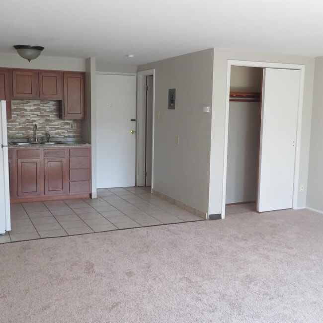 Photo - CAMBRIDGE APTS -- 043