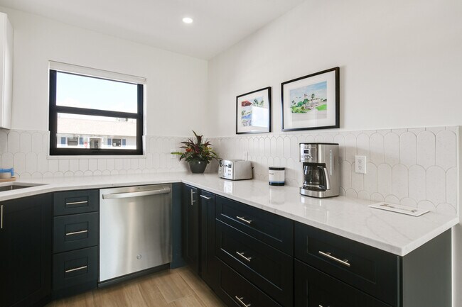 Photo - 755 Saturn St Unidad D