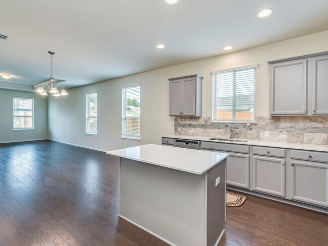 Photo - 504 Saturnia Dr