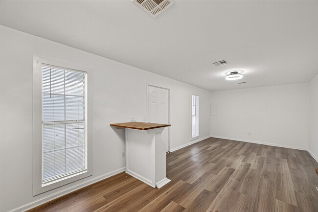 Photo - 105 Clear Lake Rd Unidad A