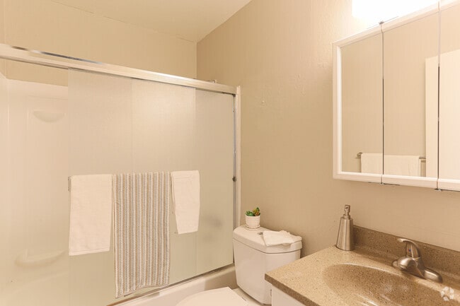 3BR, 1BA - 943 SF