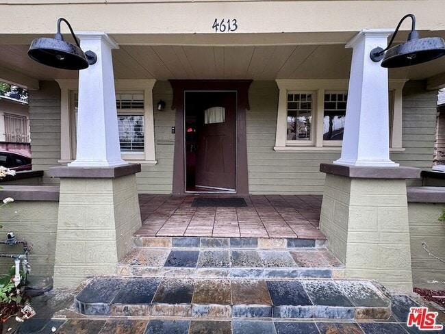 4613 S Van Ness Ave
