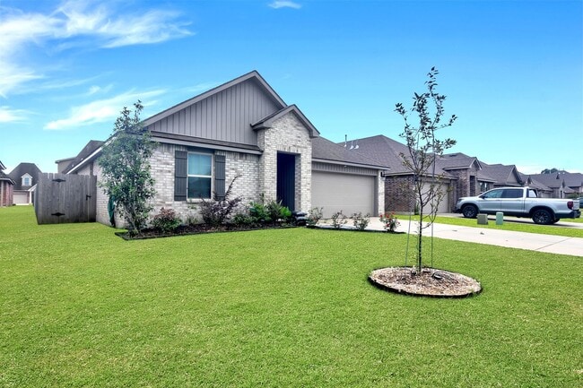 Building Photo - 4 Bedroom 2 bathroom family home