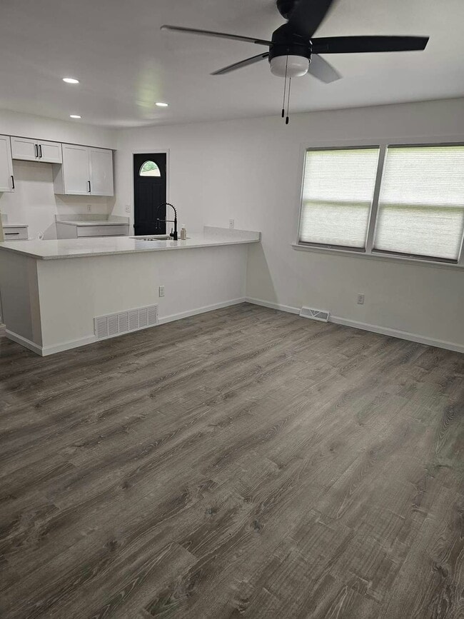 Building Photo - 350 Crestline Ct Rental
