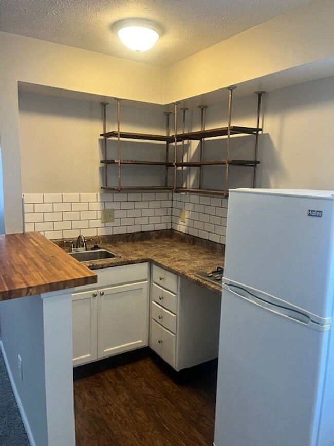 Photo - 695 Riverview