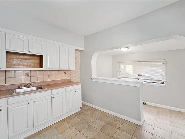 Photo - 5706 Delancey St