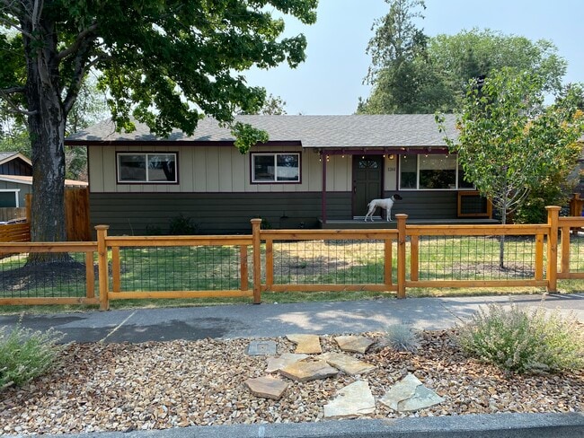 Building Photo - 1261 NE Dempsey Dr