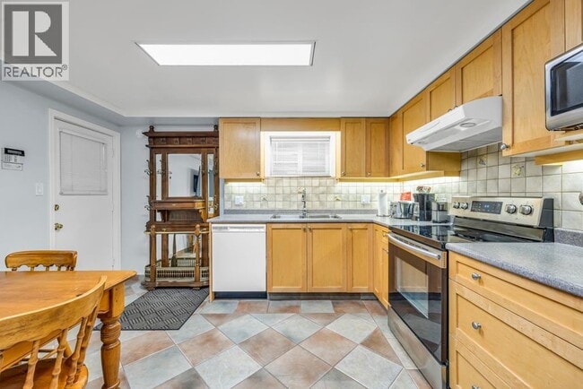 Photo - 556 Kaslo St